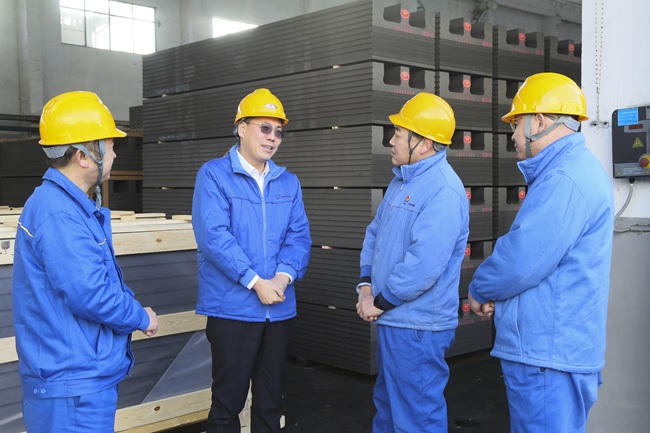 黨委書(shū)記、董事長(zhǎng)黃小寧春節(jié)前到生產(chǎn)一線慰問(wèn)